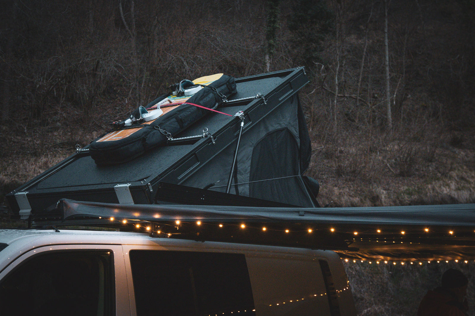 Mercedes Vito con tienda de techo montada y equipo de exterior