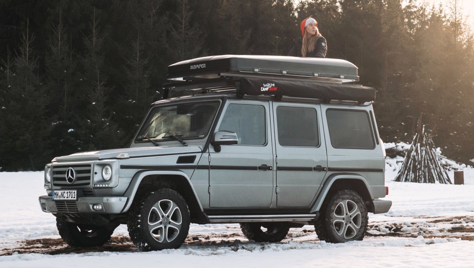 Una mujer con gorro de Navidad sentada en su tienda de techo