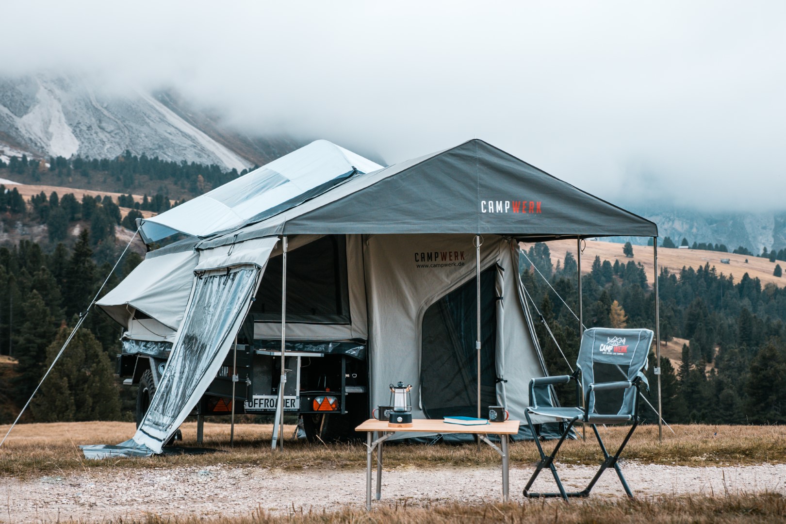 Remolque tienda de camping en la naturaleza