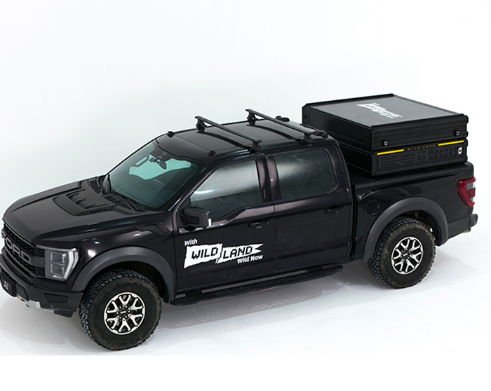 Ford F-150 con célula camper Trunk Pickup cerrada en movimiento
